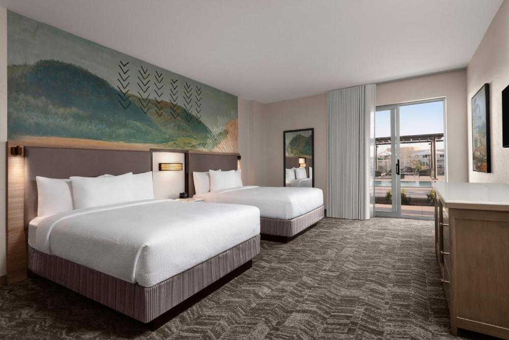 Poolside Queen Suite with Two Queen Beds and Patio interior
